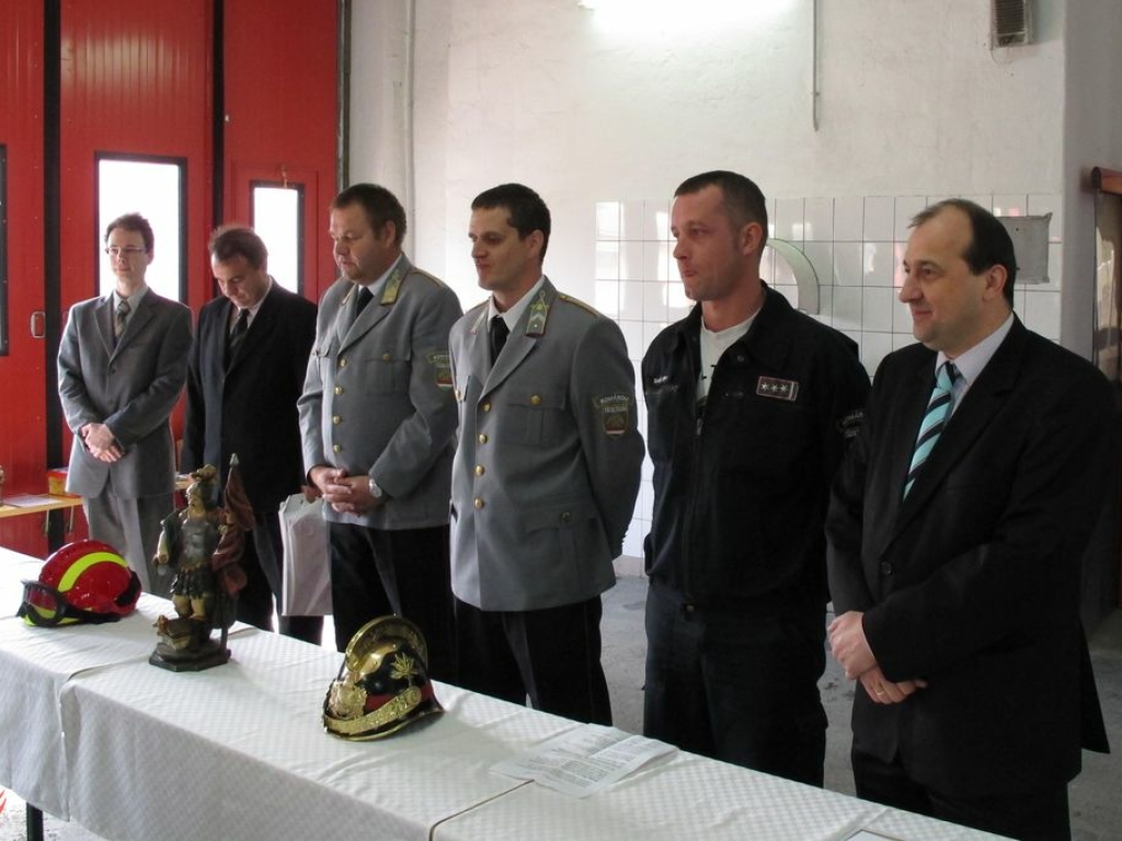 Év Tűzoltója 2010. pályázat harmadik helyezettjének díjátadása Komáromban