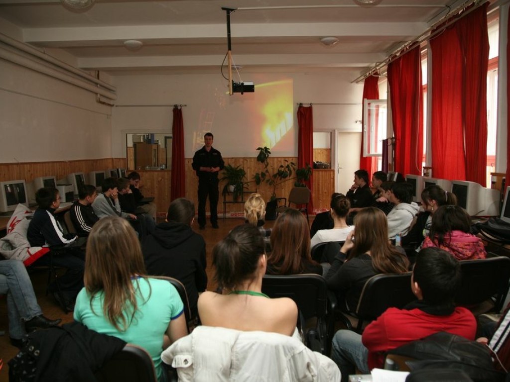 Iskolásoknak mutatták be a tűzoltóhivatást Budapesten