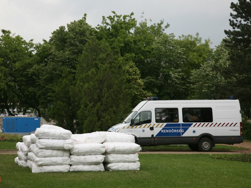 Megkezdődött az árvízi védekezés a Margitszigeten Budapesten