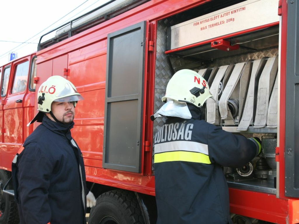 Gyakorlati vizsga az alapfokú tűzoltó tanfolyamon Üllőn